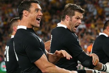 Dan Carter and Richie McCaw back on the All Blacks starting team performing the haka Carter et McCaw des Crusaders titulaires avec la Nouvelle Zélande