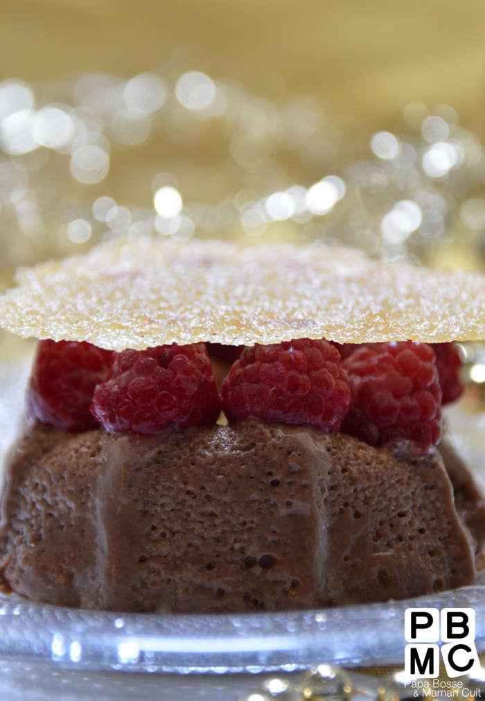 mousse glacée au chocolat et framboises avec une tuile dentelle