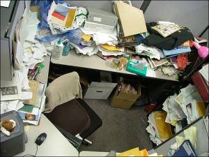 messy cubicle 300x225 10 habitudes pour être plus productifs!