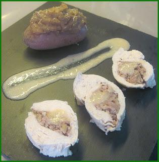 Suprêmes de poulet aux châtaignes et champignons, sauce au foie gras et sa pomme de terre farcie Suprêmes de poulet aux châtaignes et champignons, sauce au foie gras et sa pomme de terre farcie