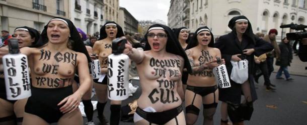 Les Femens rouées de coups lors d’une manifestation contre le mariage gay
