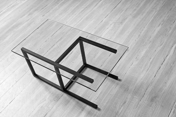 Chaise sur le flanc ou la table Archetype par Enrico Salis