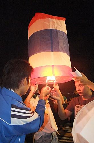 28 novembre 2012. Loy Krathong ou fête des lumières. DSCF2557