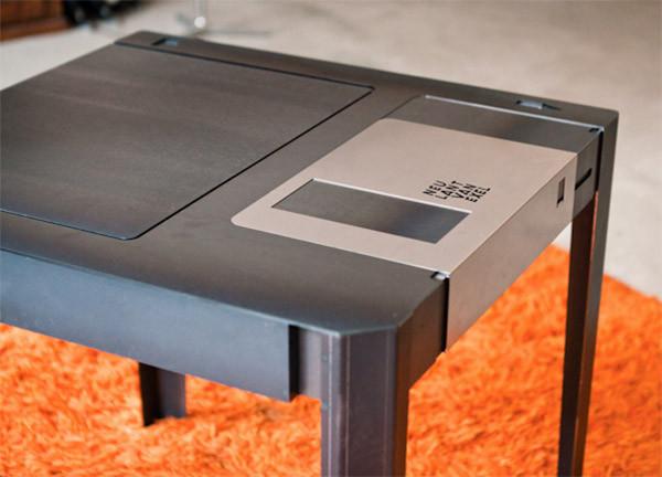 FloppyTable2 [Geek] : Une table en forme de disquette  geek 