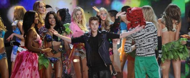 Justin Bieber chante avec les Anges de Victoria’s Secret !
