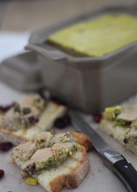 Terrine de foie gras aux cranberries séchées et aux pistaches