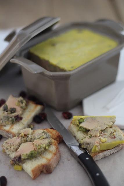 Terrine de foie gras aux cranberries séchées et aux pistaches