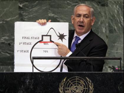 Le Premier ministre israélien, Benjamin Netanyahu, montre une illustration où il décrit ses préoccupations au sujet des ambitions nucléaires de l'Iran lors de son discours à la 67ème session de l'Assemblée générale des Nations Unies au siège de l'ONU le 27 septembre 2012. / AP PHOTO