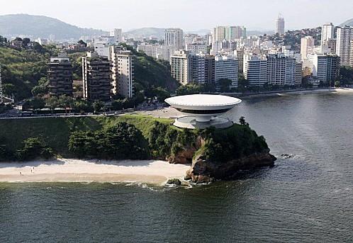 Niemeyer-vue-aerienne-du-musee-d-art-contemporain-de-nitero.jpg