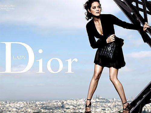Marion Cotillard à Paris pour le sac Lady Dior