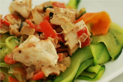 tagliatelle de légumes au poulet, tofu et sauce légumes