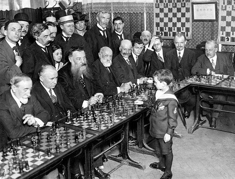 Qui a existé le premier : le joueur ou le jeu d'échecs ?