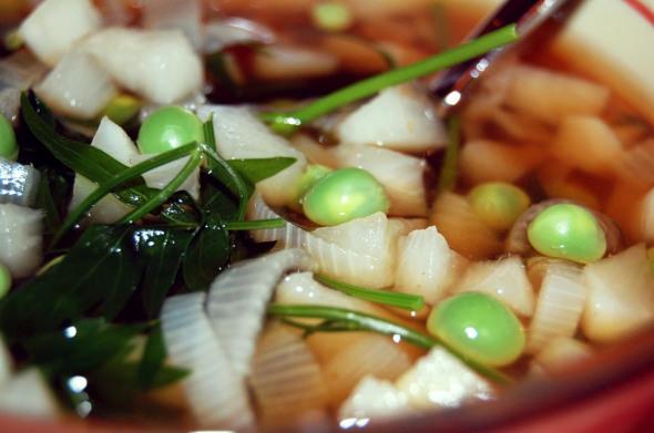 Bouillon Estival : Cosses de Petits Pois, Fanes de Carottes Nouvelles, et Navets