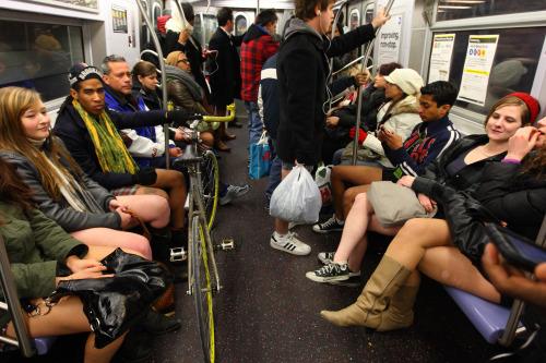 En slip et en culotte dans le métro