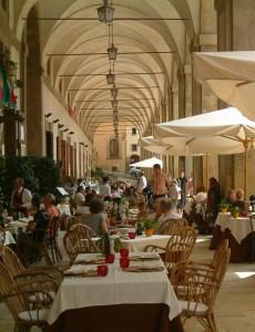 Arezzo Piazza repas 230x300 Partir en week end – Quelques astuces pour mieux profiter d’un court séjour