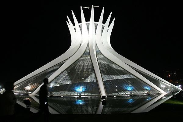 8 Cathédrale Metropolitaine Notre Dame de l'Apparition de Brasilia Bresil Oscar Niemeyer on charliestine.net