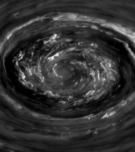 Cassini : la tempête est apparue sous la forme de nuages tourbillonnants dans un vortex