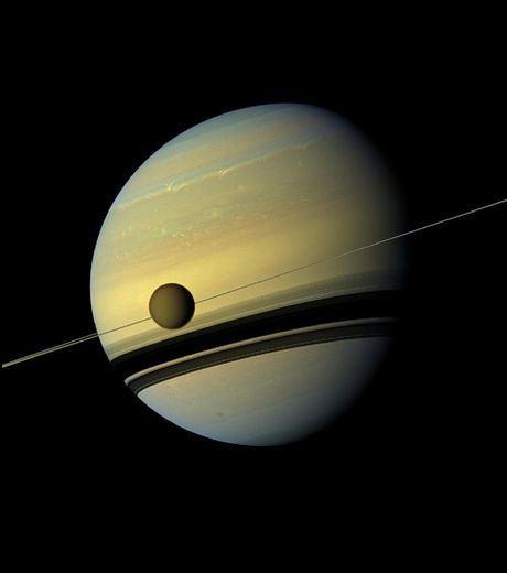 La planète géante Saturne surplombant son énorme lune Titan, toutes deux en vraies couleurs (Crédits : NASA/JPL-Caltech/SSI)