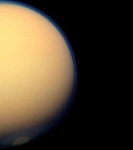 Le récemment formé vortex du pôle sud de Titan apparait dans l'atmosphère de la lune (Crédits : NASA/JPL-Caltech/SSI )