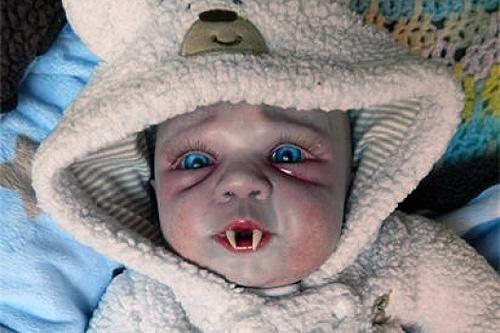 La revue (sanglante) du Web #11 poupee-bebe-vampire