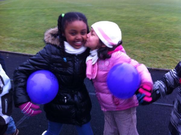 Record de bisous pour le théléton chaine de bisous chapelle saint luc