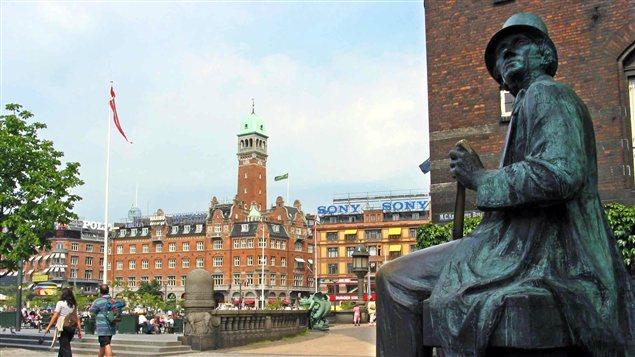 Une statue de l'écrivain Hans Christian Andersen, à Copenhague, au Danemark