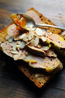 Et voilà j'ai encore craqué, il est de retour pour les fêtes… Foie gras au vin de noël au menu ! Et voilà j'ai encore craqué, il est de retour pour les fêtes… Foie gras au vin de noël au menu !