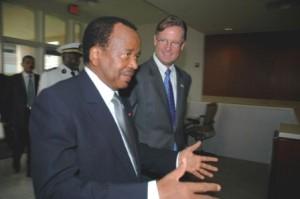 Le président camerounais Paul Biya, avec l'ambassadeur américain R. Niels Marquards (US Embassy Yaounde, libre de droits) Un camerounais voit sa peine de prison pour homosexualité confirmée