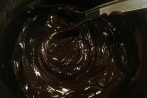 Mousse bananes chocolat, faîtes fondre le chocolat dans la crème liquide Mousse bananes chocolat, faîtes fondre le chocolat dans la crème liquide