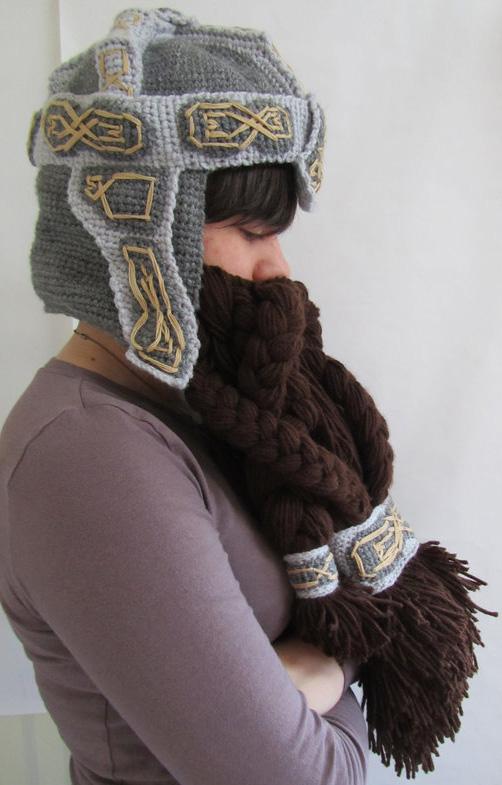 Elle se tricote le bonnet de Gimli du Seigneur des Anneaux