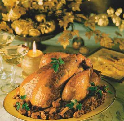 Chapon-w Chapon farci « truffé » au persil, garniture de girolles