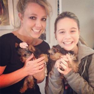 brit bea puppies 300x300 Photo : Britney et Beatrice Miller posent ensemble