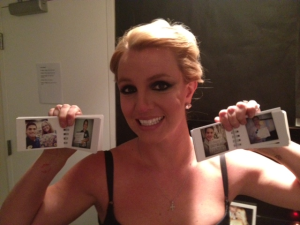 407357 10151337949168234 1051176234 n 300x225 Photo : Britney pose avec son Birthday Book !