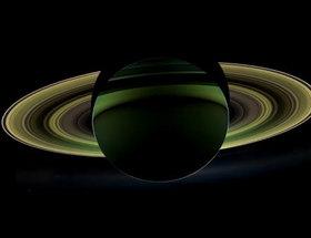 Saturne parée de lumières dans l'ombre de la nuit