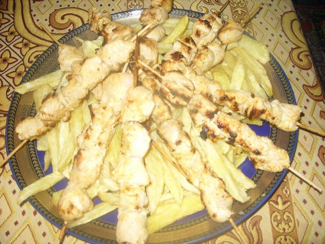 Brochettes de dinde, frites, riz et salade