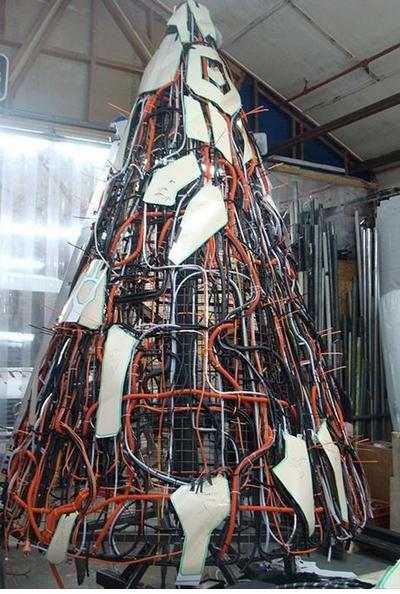 Un sapin pas comme les autres : l’arbre de Noël en pièces détachées automobiles de Gary Card Un sapin pas comme les autres : l’arbre de Noël en pièces détachées automobiles de Gary Card