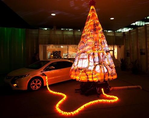 Un sapin pas comme les autres : l’arbre de Noël en pièces détachées automobiles de Gary Card Un sapin pas comme les autres : l’arbre de Noël en pièces détachées automobiles de Gary Card