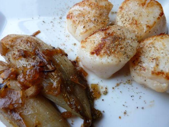 Des recettes de noix de Saint jacques en veux-tu ? En voilà ! Snack de St Jacques, endives caramélisées au miel - 2