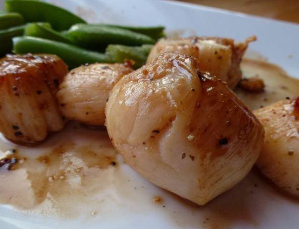 Des recettes de noix de Saint jacques en veux-tu ? En voilà ! Saint Jacques au caramel de soja et aux pois sucrés