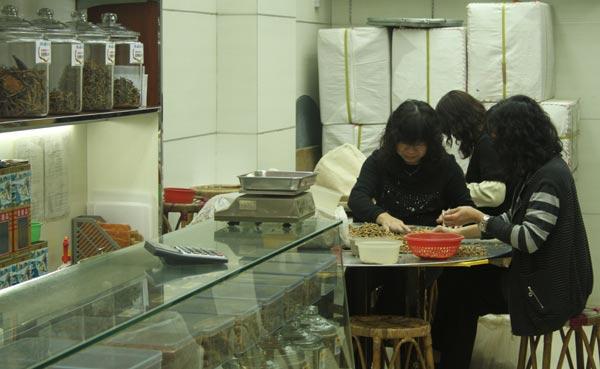 preparation-pharmacopee-traditionnelle Tradition : préparation dans une pharmacopée chinoise