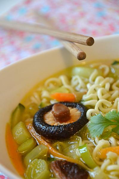 Soupe de nouilles asiatique aux shiitake et petits légumes { Recette détox } Soupe-chinoise13.JPG