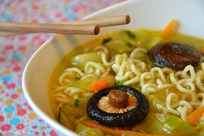 Soupe de nouilles asiatique aux shiitake et petits légumes { Recette détox } Soupe-chinoise8.JPG