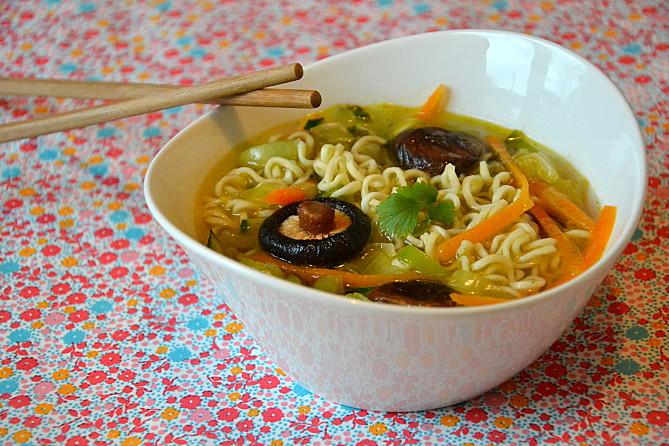 Soupe de nouilles asiatique aux shiitake et petits légumes { Recette détox } Soupe-chinoise10.JPG