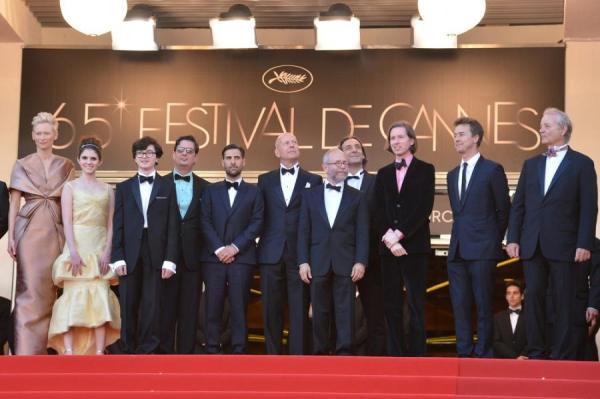 Wes Anderson et l'équipe de Moonrise Kingdom, en haut des marches de Cannes
