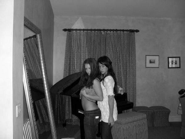XRAY OCT21 Nouvelle photo de Britney avec une amie datant de 2007