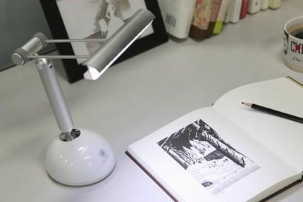 ilight bracket lifestyle2 iLight Bracket, la lampe de bureau 2 en 1 support pour tablettes tactiles