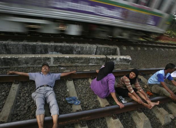 indonésie_électricité_thérapie_rails