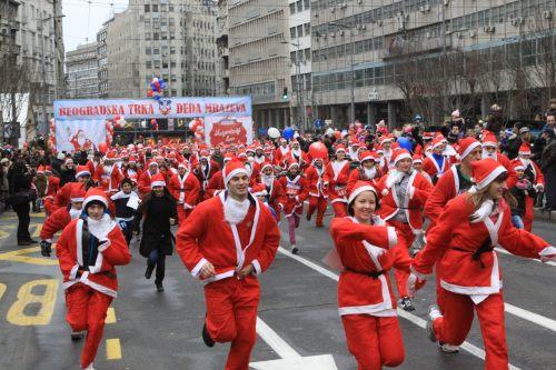 Une course de Pères Noël à Belgrade