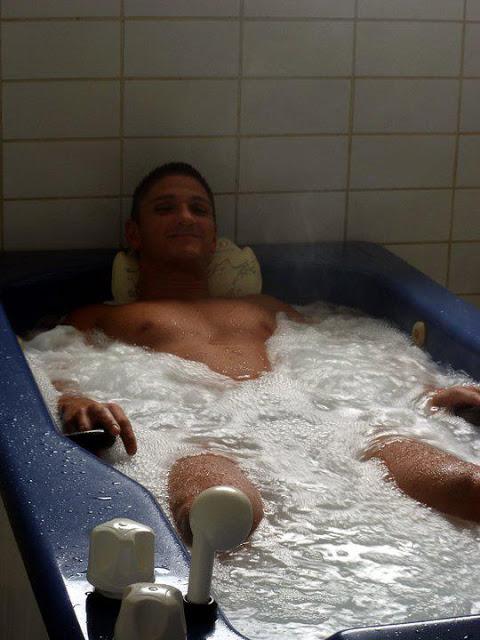 Sébastien pose dans son bain