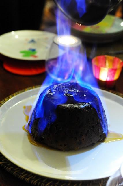 Et si vous pensiez à votre menu de réveillon… 2013 !!! Le Christmas pudding, c'est elle qui l'a fait ! Christmas pudding et brandy butter… Et si vous pensiez à votre menu de réveillon… 2013 !!! Le Christmas pudding, c'est elle qui l'a fait ! Christmas pudding et brandy butter…